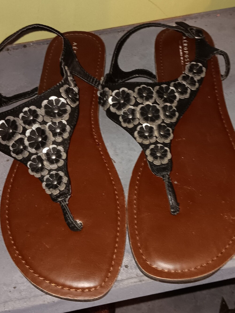 Aéropostale Black & Brown Embellished Floral Thong Sandals